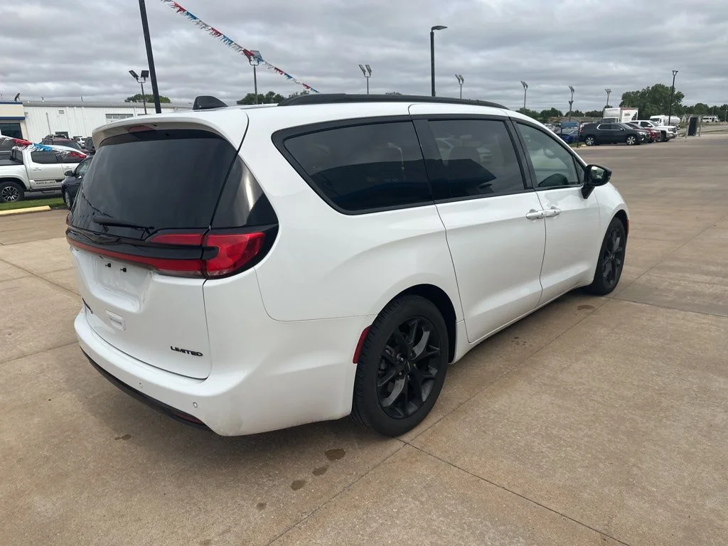 Used 2025 White Chrysler Limited image 37
