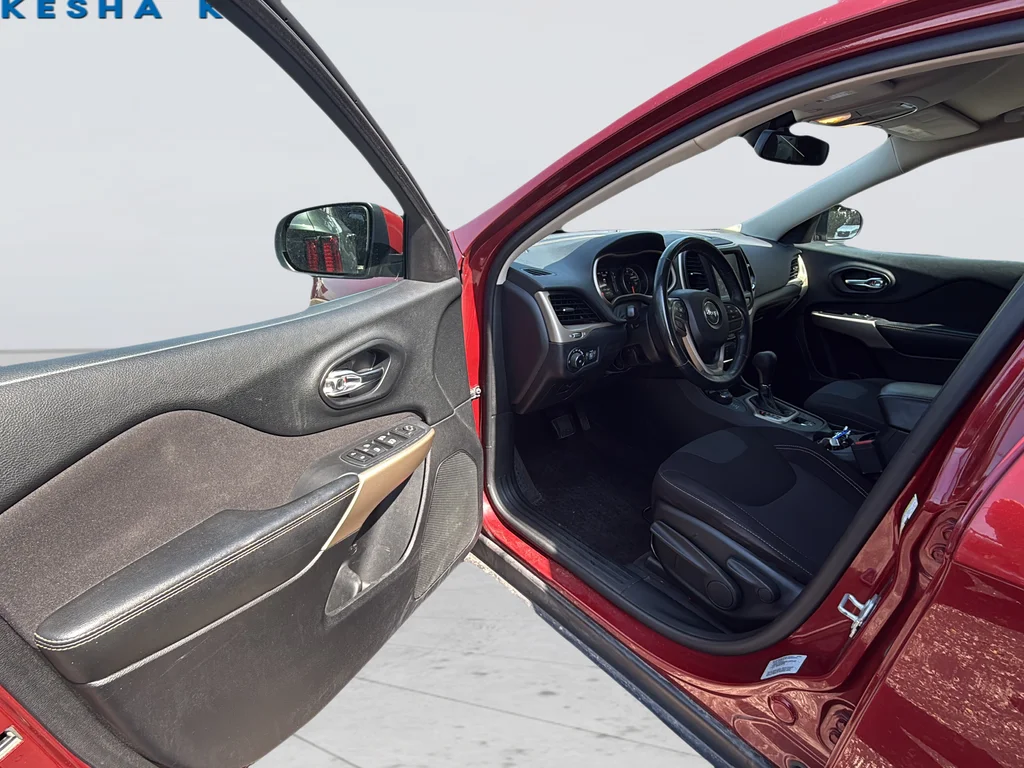 Used 2017 Red Jeep Latitude image 34