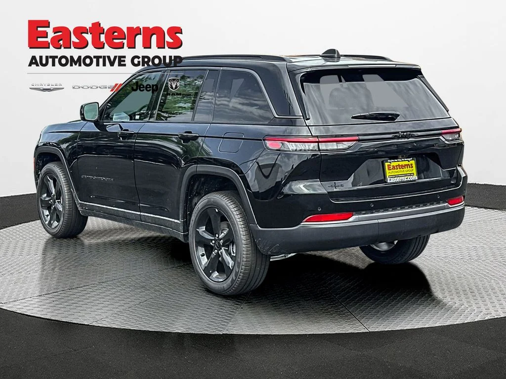 New 2026 Diamond Black Crystal Pearl-Coat Exterior Paint Jeep Limited image 9