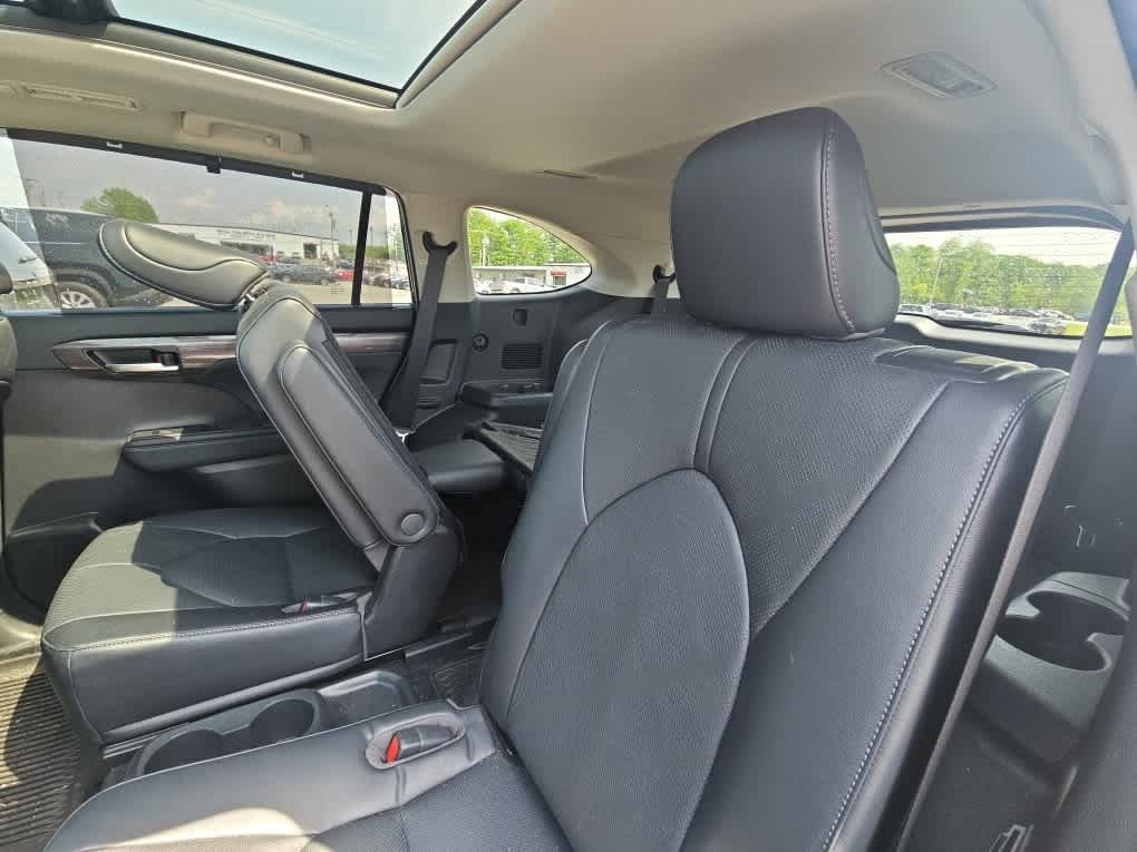 Used 2023 Magnetic Gray Metallic Toyota Platinum image 8