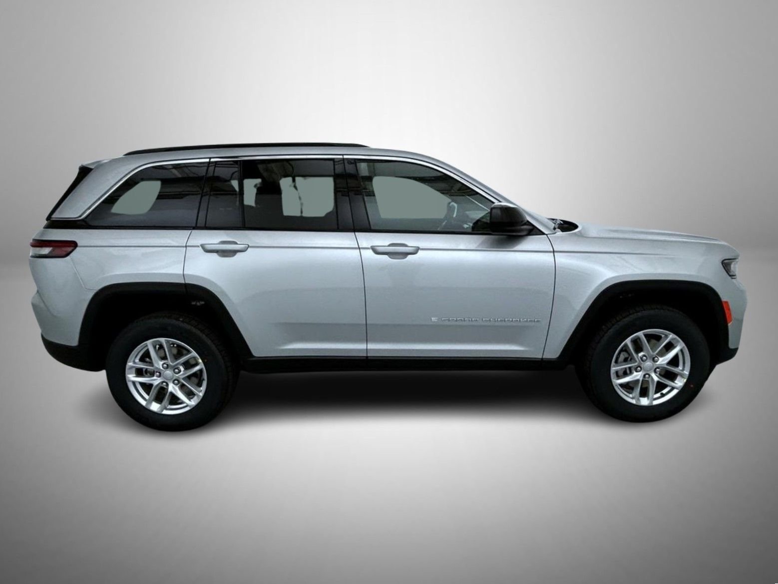 New 2026 Silver Zynith Exterior Paint Jeep Laredo X image 4
