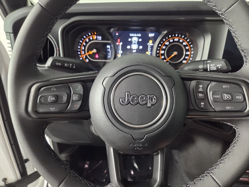 New 2026 Bright White Clear-Coat Exterior Paint Jeep Rubicon image 13