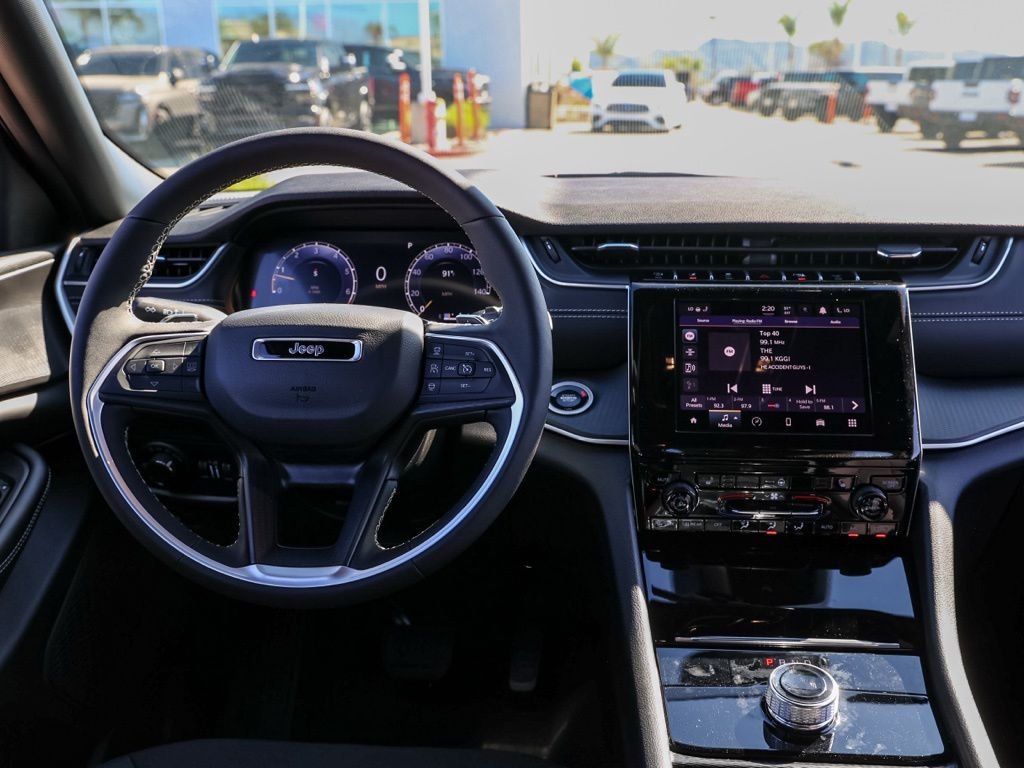 New 2026 Diamond Black Crystal Pearl-Coat Exterior Paint Jeep Laredo image 21