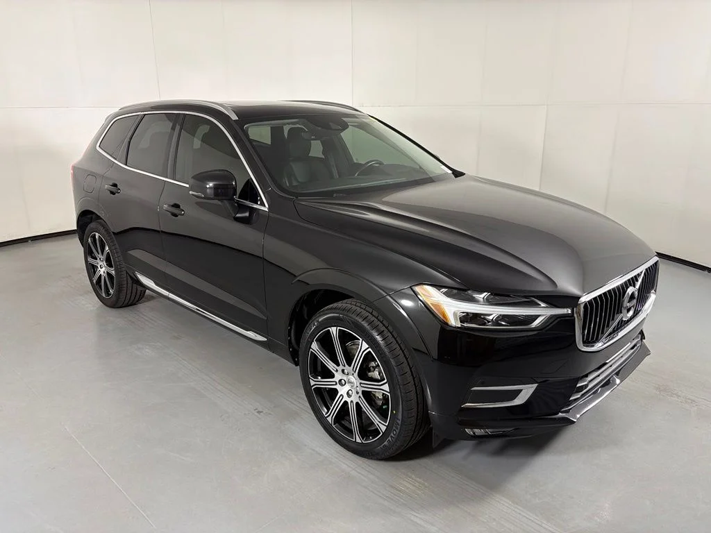 Used 2020 Onyx Black Metallic Volvo T5 Inscription image 2