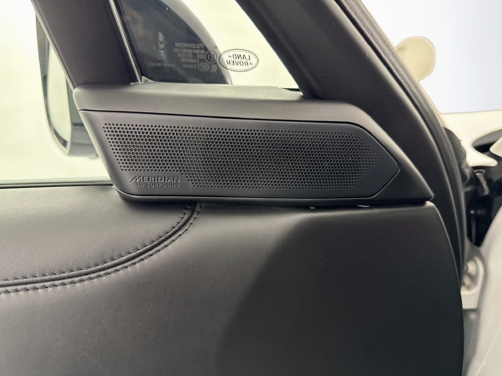 Used 2024 White Land Rover SE image 19