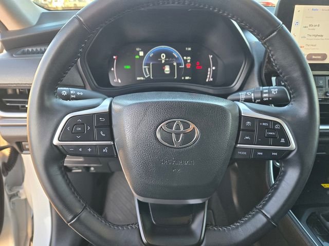 Used 2025 Off-white Toyota XLE image 22