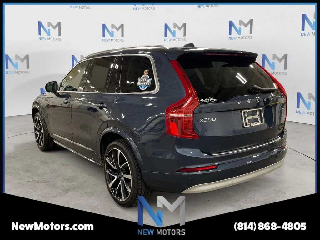 Used 2022 Denim Blue Metallic Volvo T6 Momentum image 3