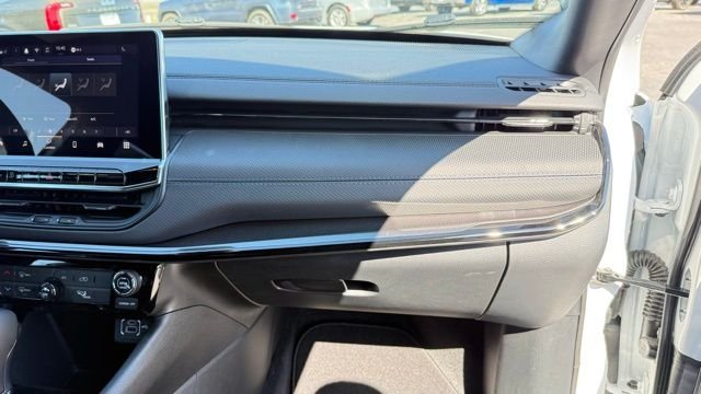 New 2026 Bright White Clearcoat Jeep Latitude image 26