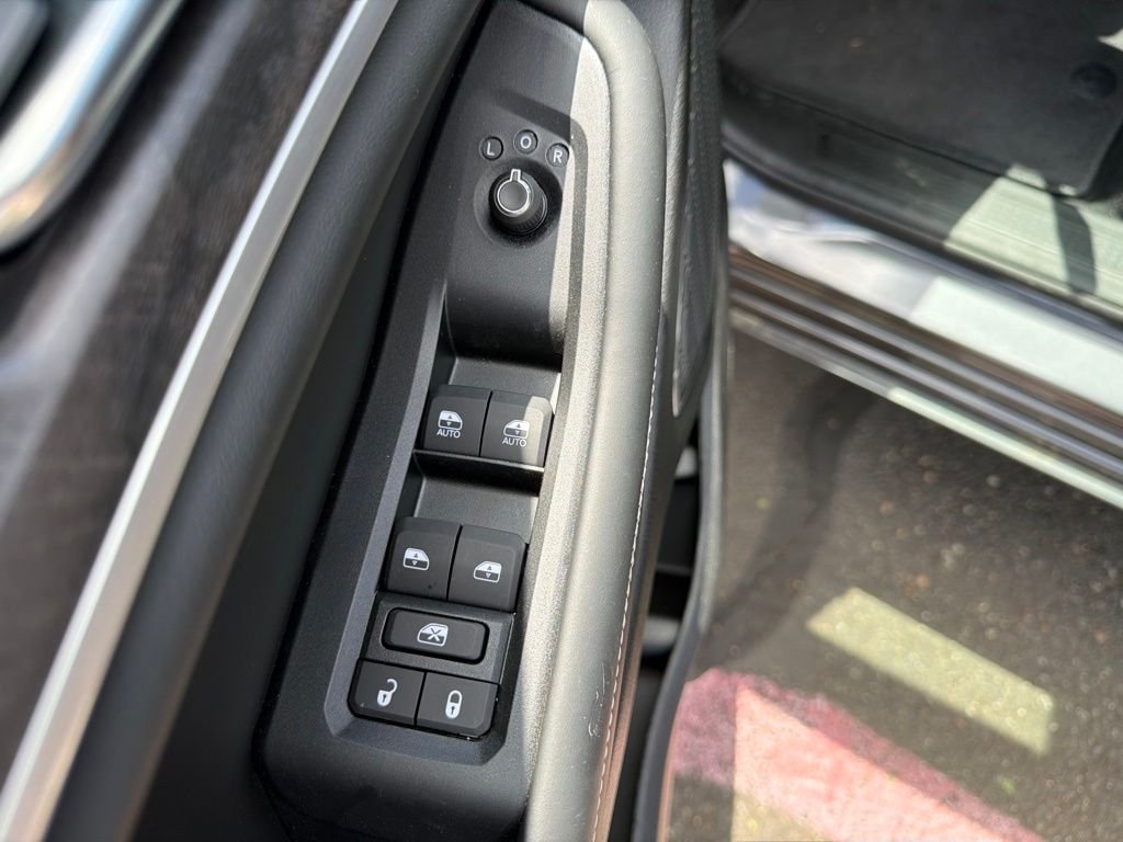 New 2026 Baltic Gray Metallic Clear-Coat Exterior Paint Jeep Limited Reserve image 13