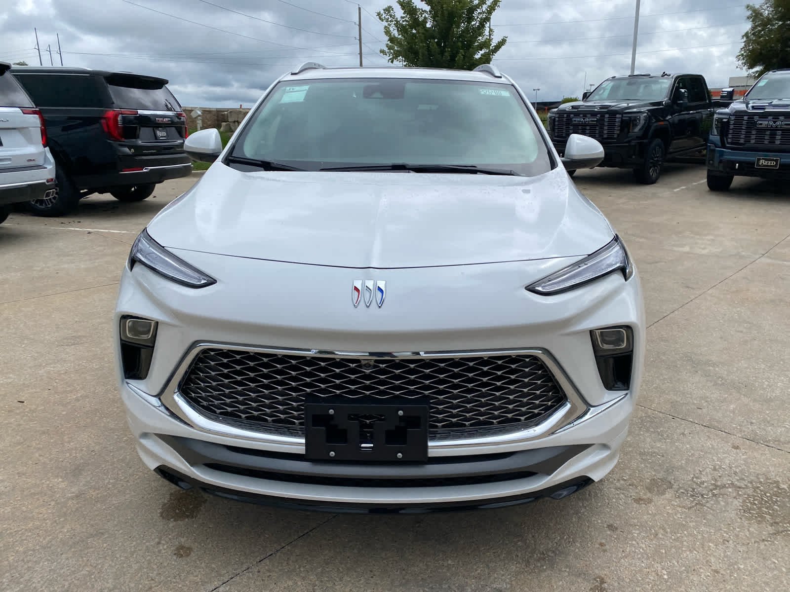 New 2026 White Frost Tricoat Buick Avenir image 2