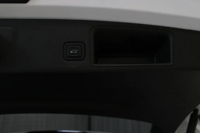 Used 2023 SUMMIT WHITE GMC SLE image 30