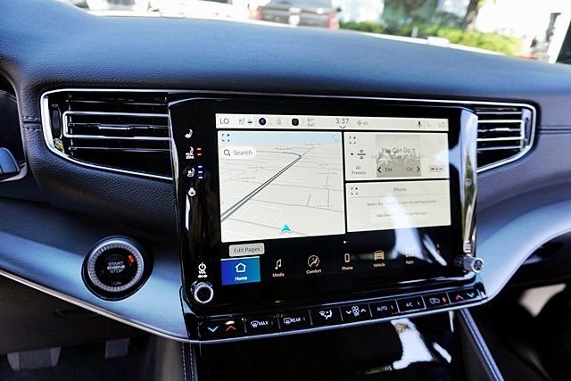 New 2026 Bright White Clear-Coat Exterior Paint Jeep Limited Altitude image 32