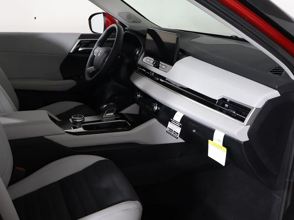 2025 Mitsubishi Outlander SE - Photo 26