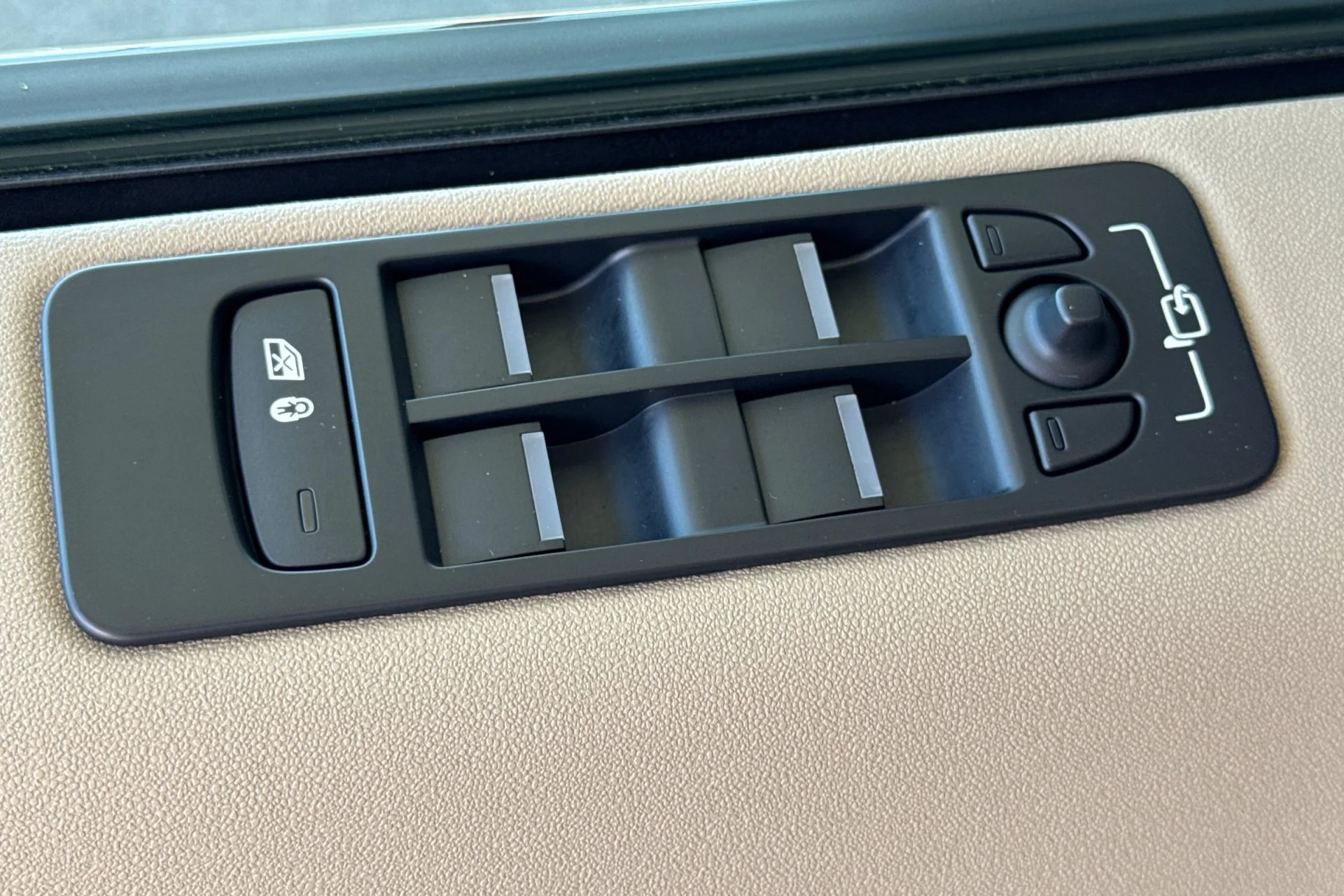 Used 2019 Narvik Black Land Rover HSE image 15