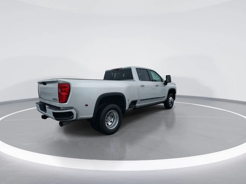 Used 2024 Beige Chevrolet High Country image 8