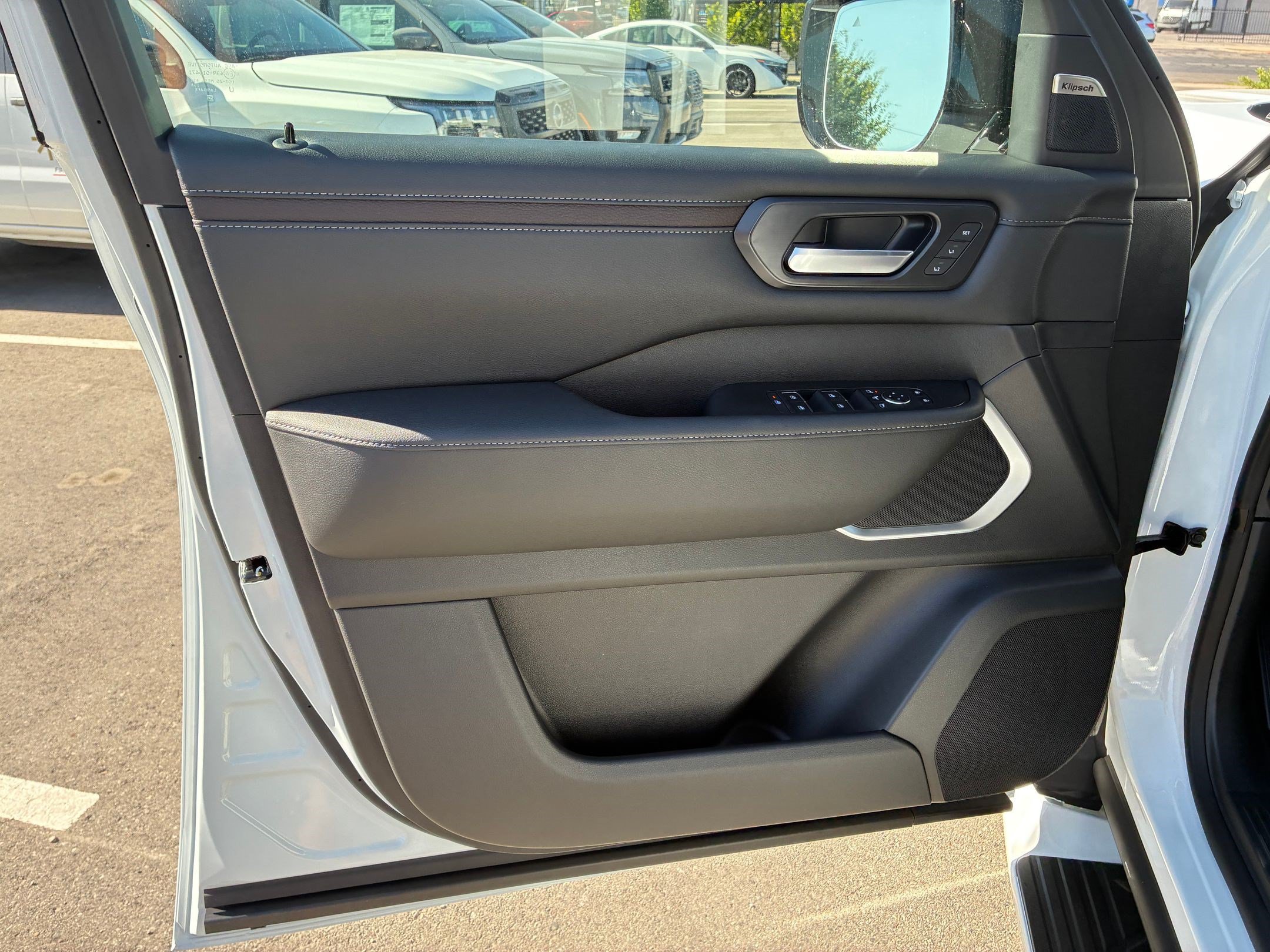 New 2026 Everest White Pearl Tricoat/Super Black Nissan Platinum Reserve image 10