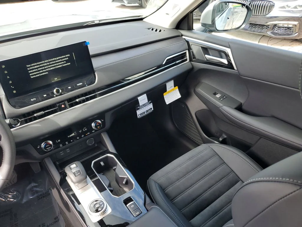 2025 Mitsubishi Outlander SE - Photo 17