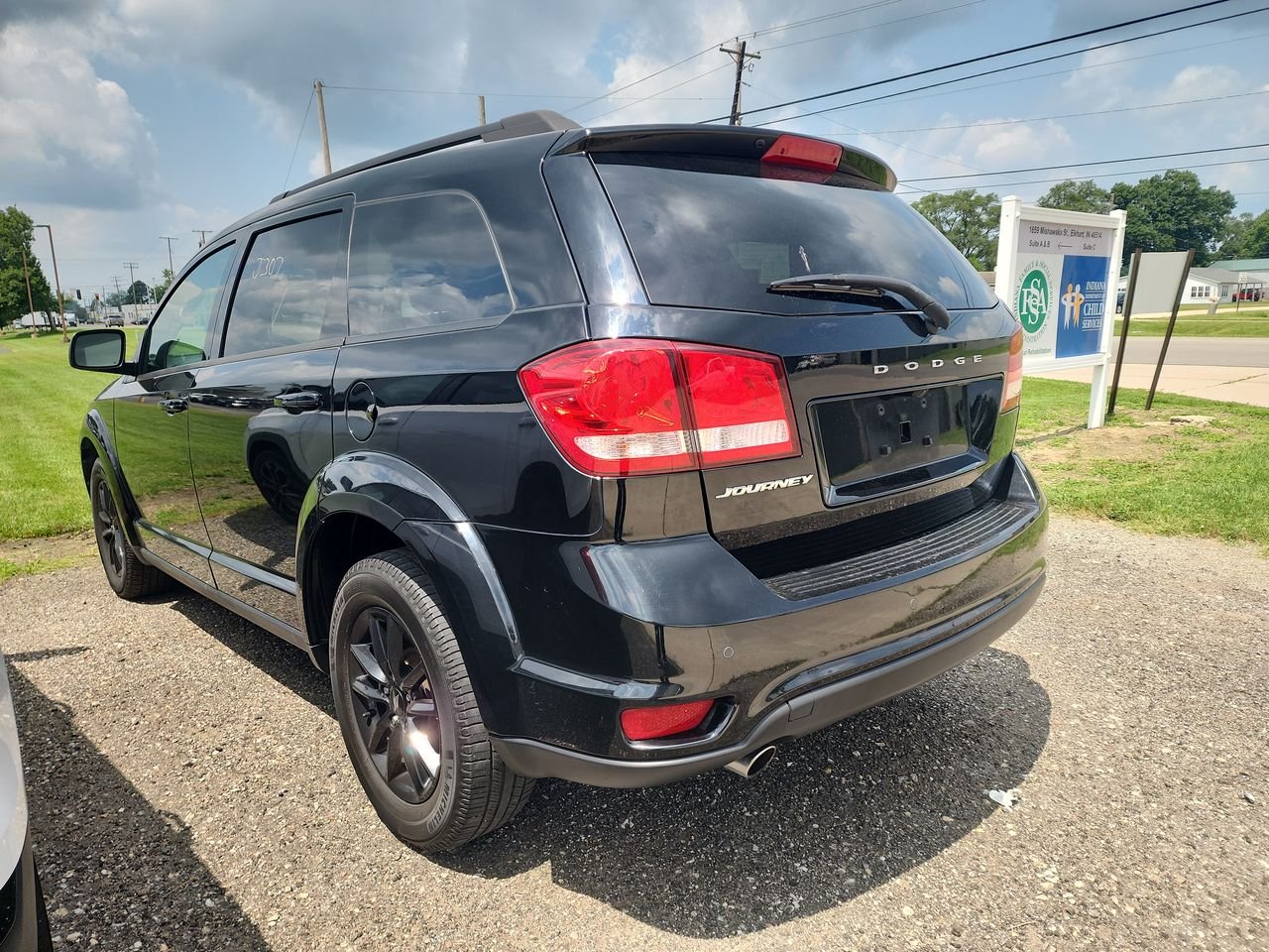 Used 2019 Pitch Black Clearcoat Dodge SE image 3