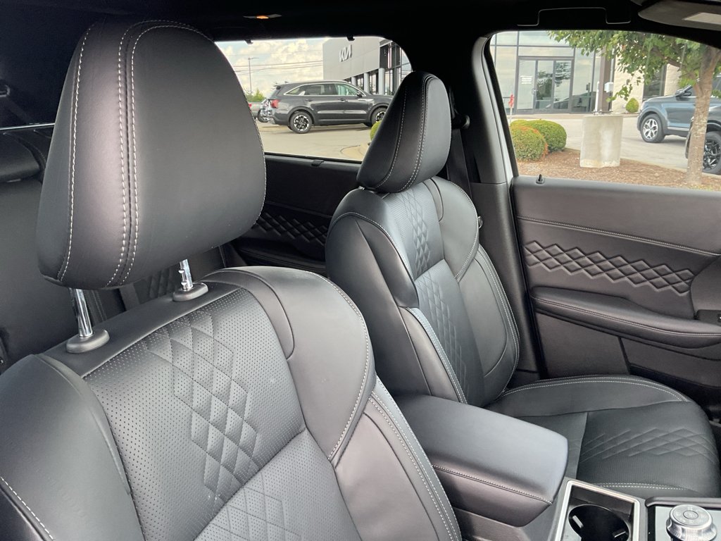 Used 2025 White Diamond Mitsubishi SEL Black Edition image 14