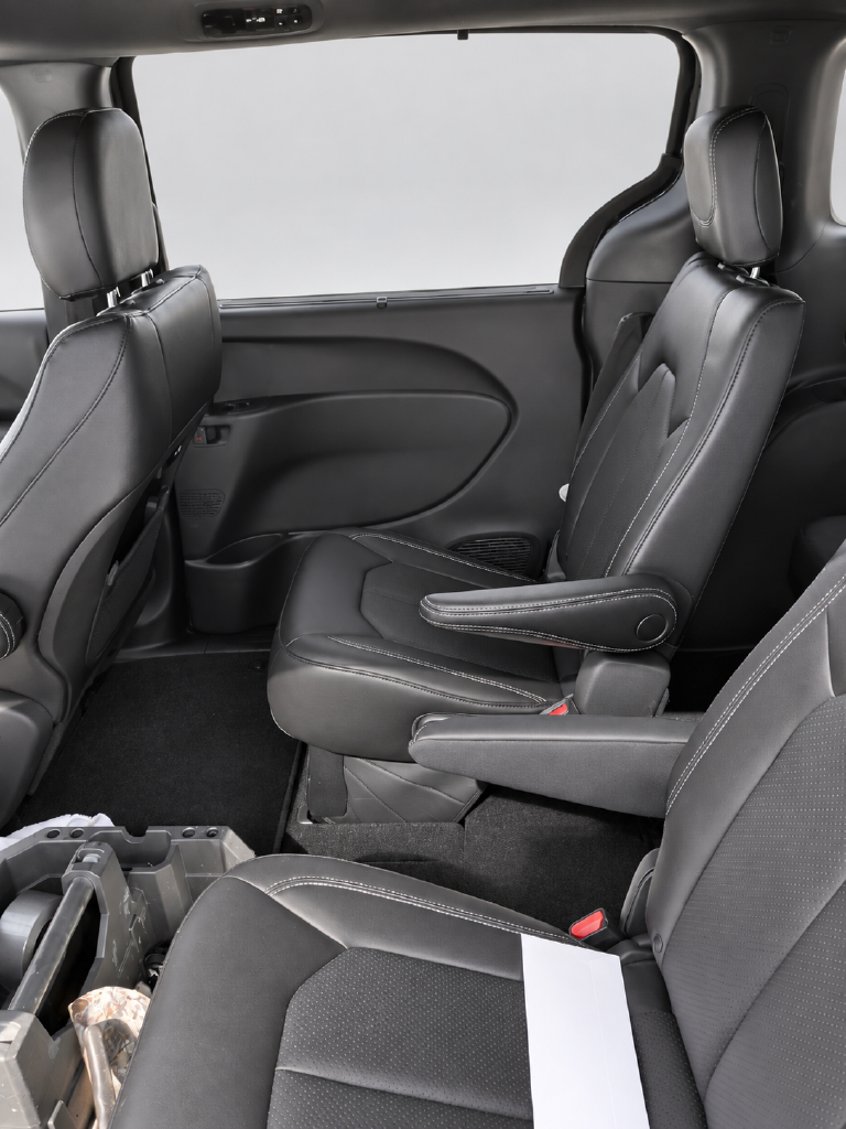 Used 2023 White Chrysler Touring L image 6