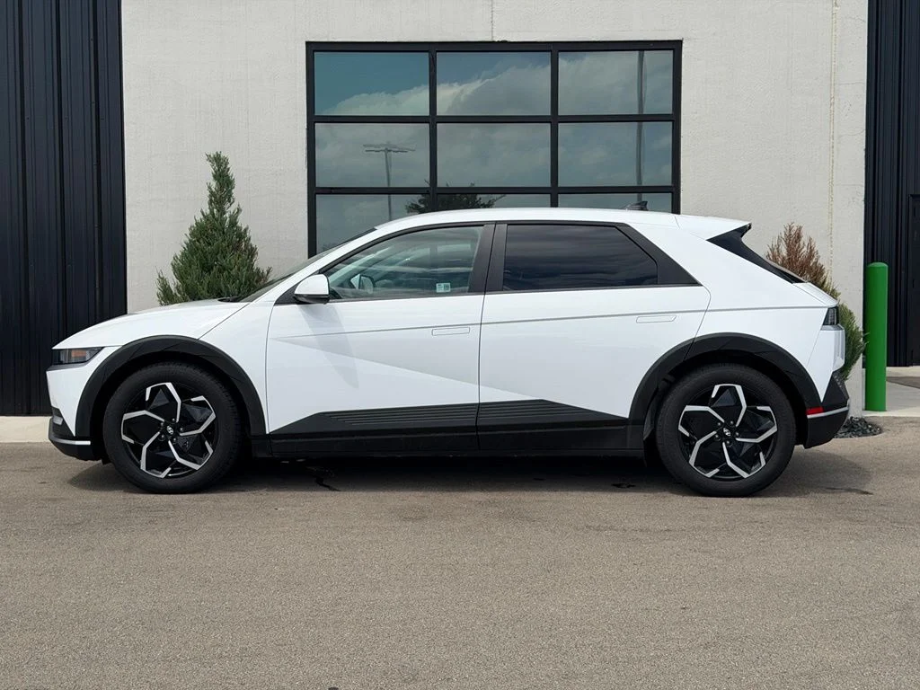 Used 2024 White Hyundai SEL image 2