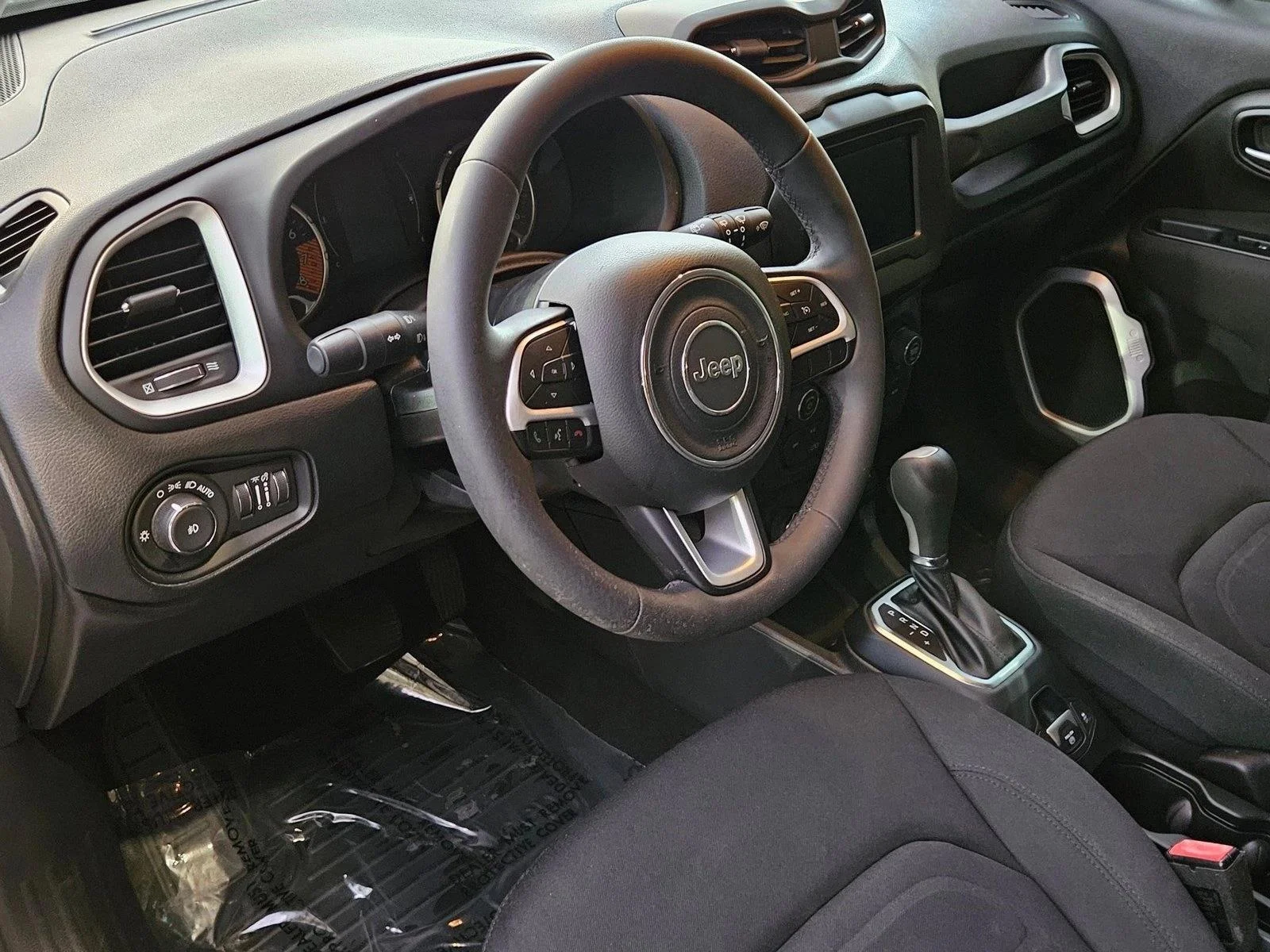 Used 2019 Alpine White Clearcoat Jeep Latitude image 10