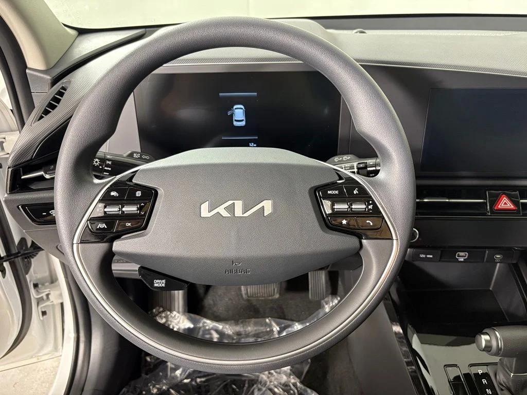 New 2026 Snow White Pearl Kia LX image 23