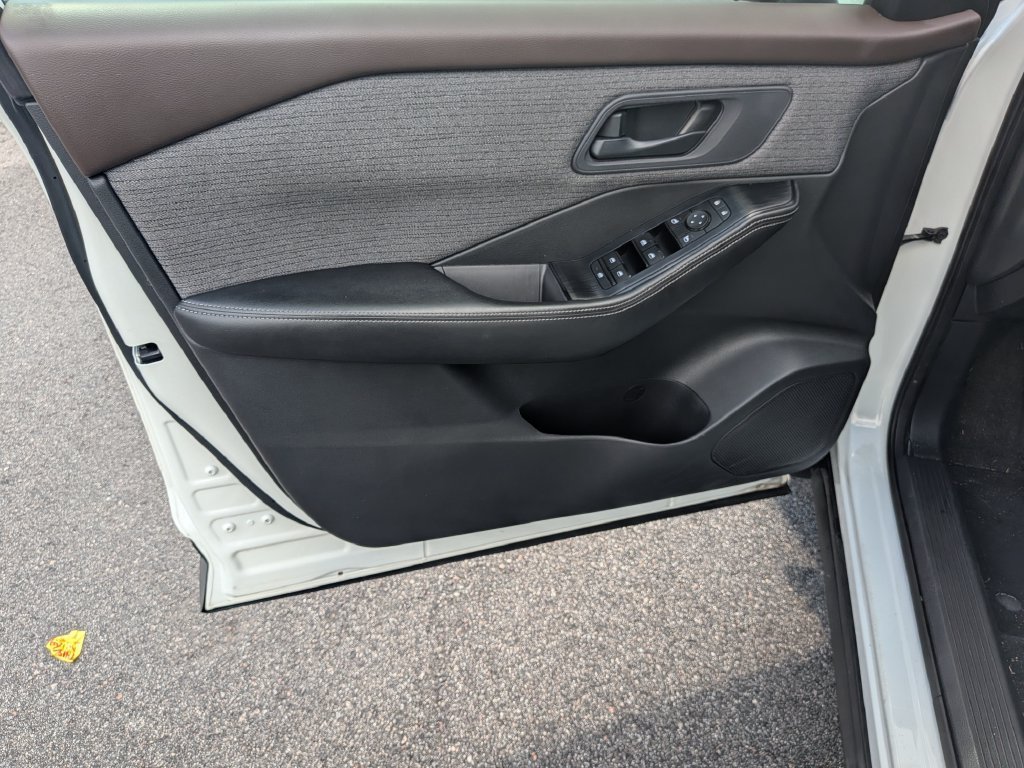 Used 2022 White Nissan S image 8