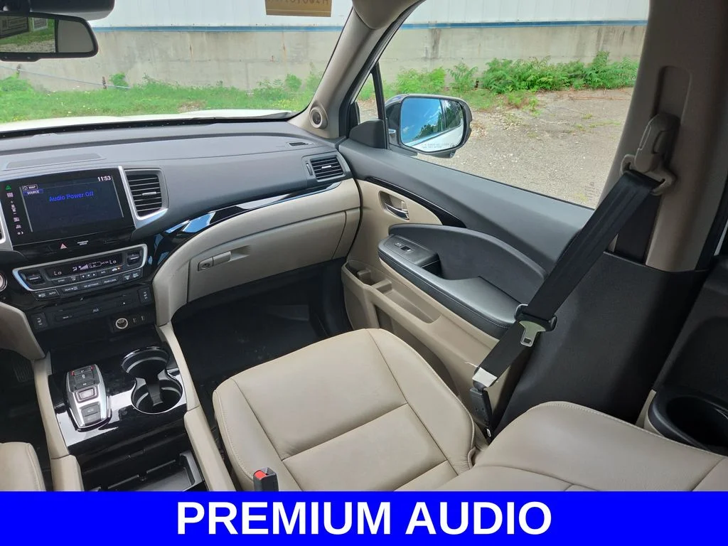 Used 2016 White Honda Touring image 11