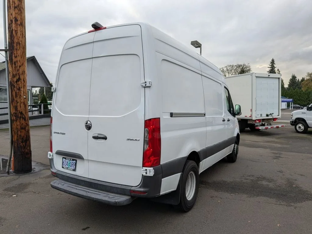 Used 2019 White Freightliner High Roof image 7