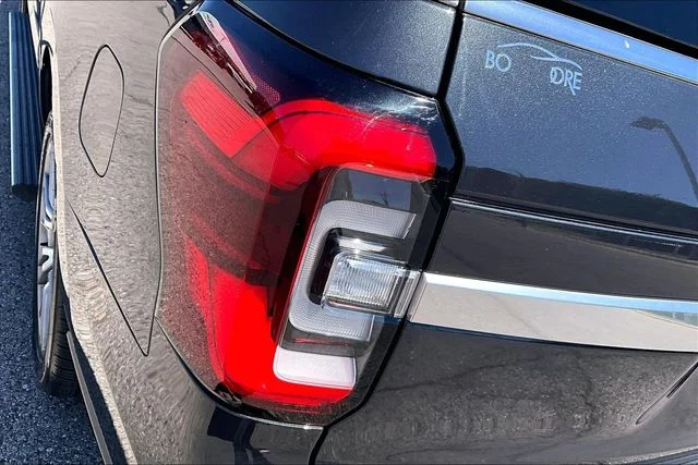 Used 2022  Ford Platinum image 31