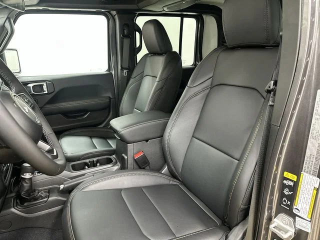 New 2026 Granite Crystal Metallic Clear-Coat Exterior Paint Jeep Sahara image 14