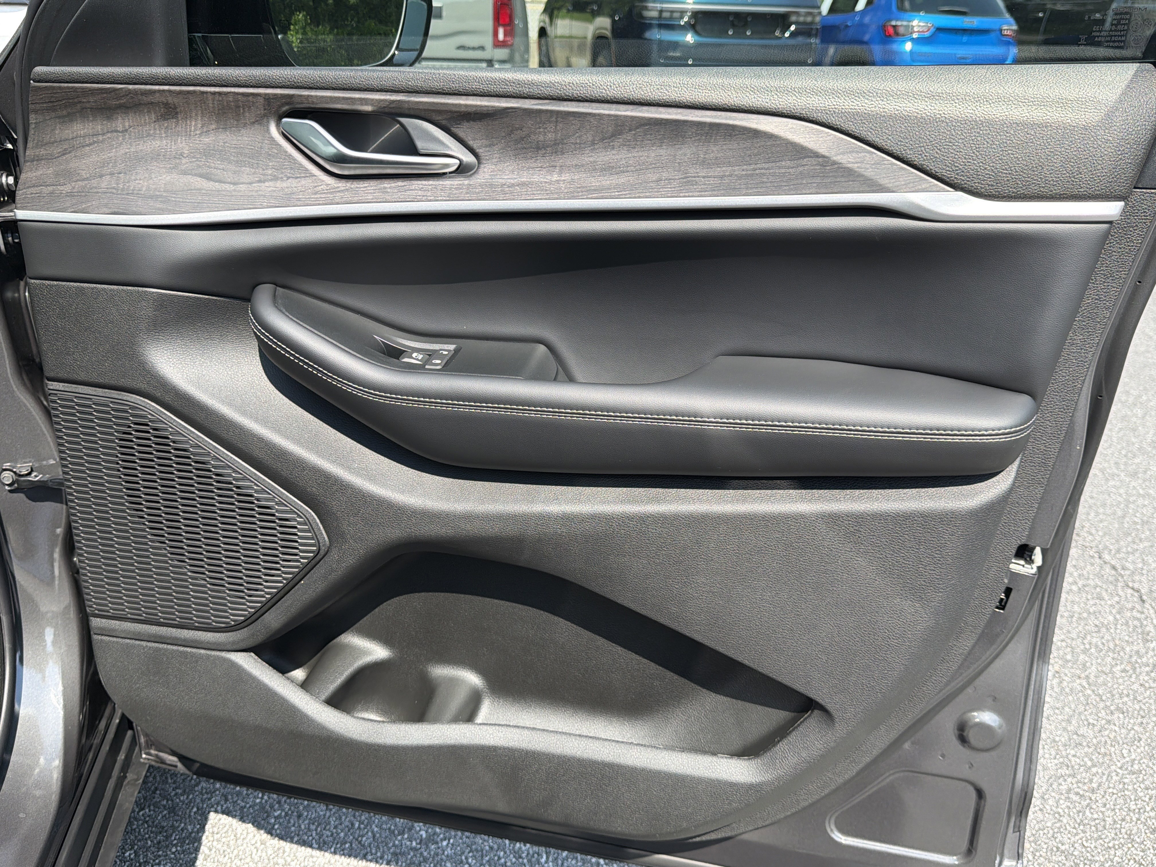 New 2026 Baltic Gray Metallic Clear-Coat Exterior Paint Jeep Altitude image 17