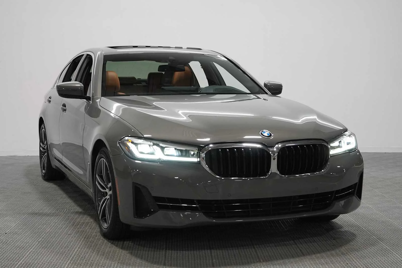 Used 2021 Bernina Grey Amber Effect BMW 540i image 3