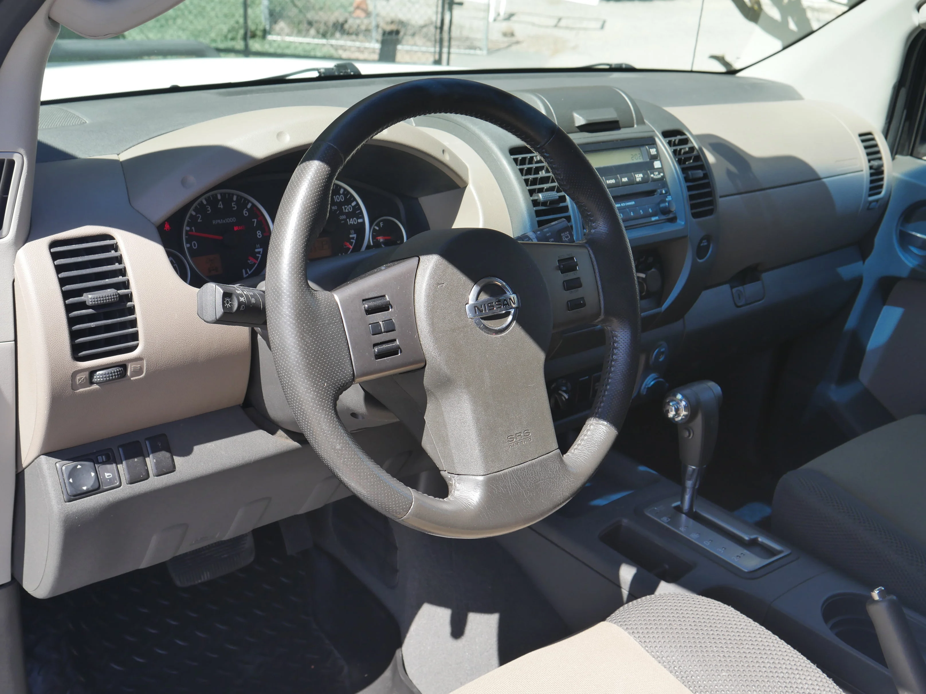 Used 2008 Avalanche Nissan SE image 4