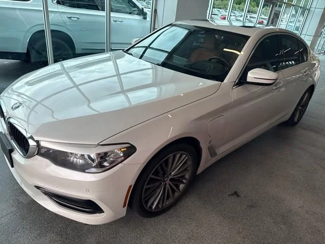 Used 2018 Mineral White Metallic BMW 530e iPerformance image 3
