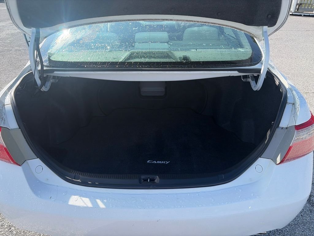 Used 2009 Super White Toyota  image 21