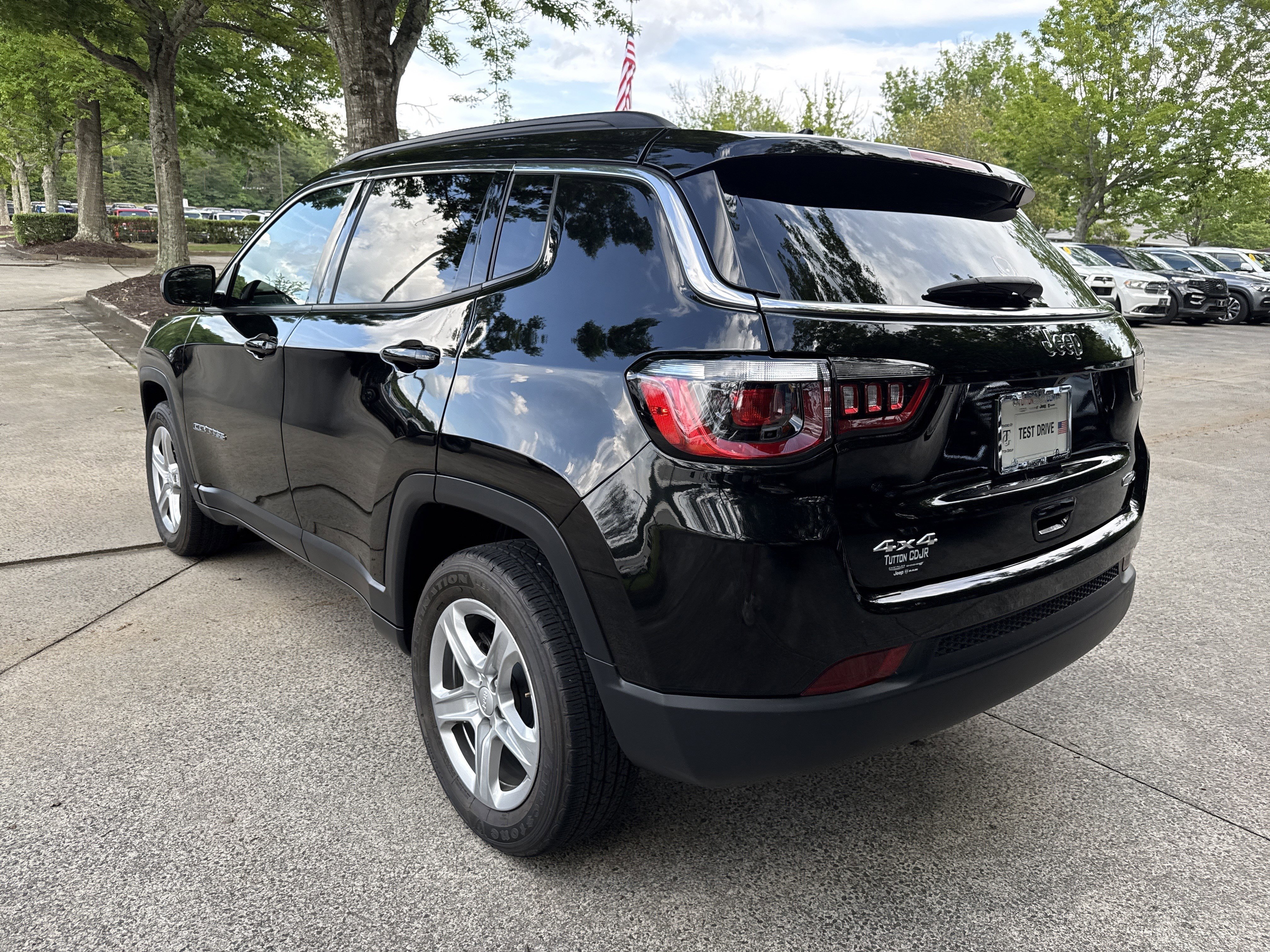 Used 2024 Diamond Black Crystal Pearlcoat Jeep Latitude image 5