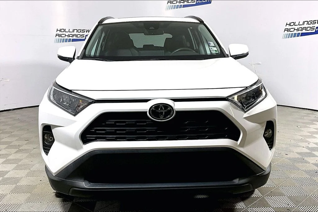 Used 2020 White Toyota XLE Premium image 2