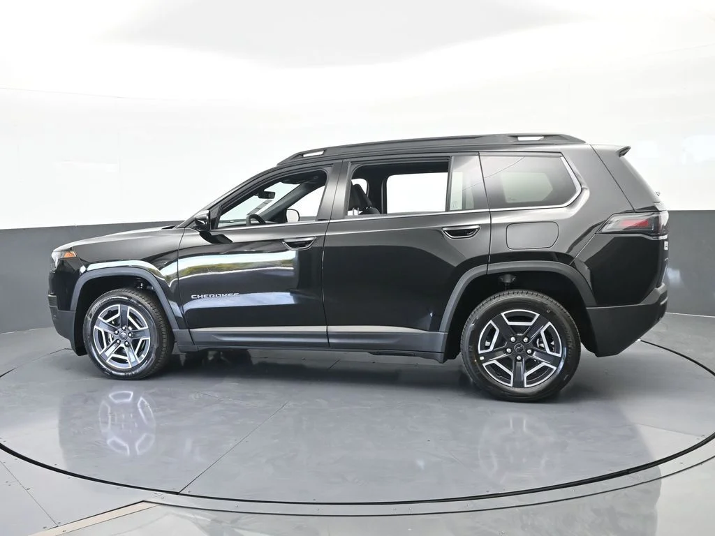 New 2026 Diamond Black Crystal Pearl-Coat Exterior Paint Jeep Laredo image 3