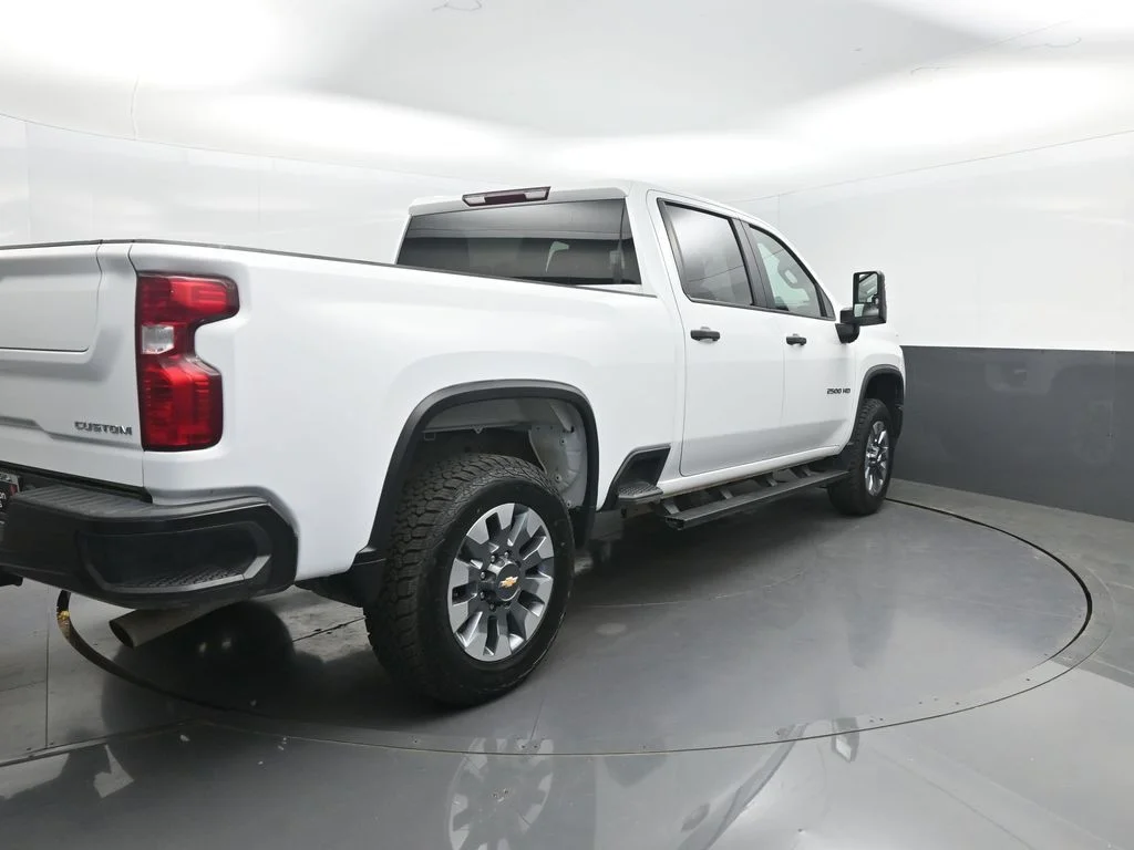 Used 2022 White Chevrolet Custom image 29