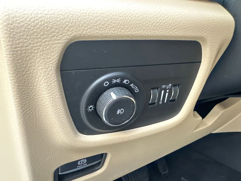 Used 2022 Silver Jeep Limited image 61
