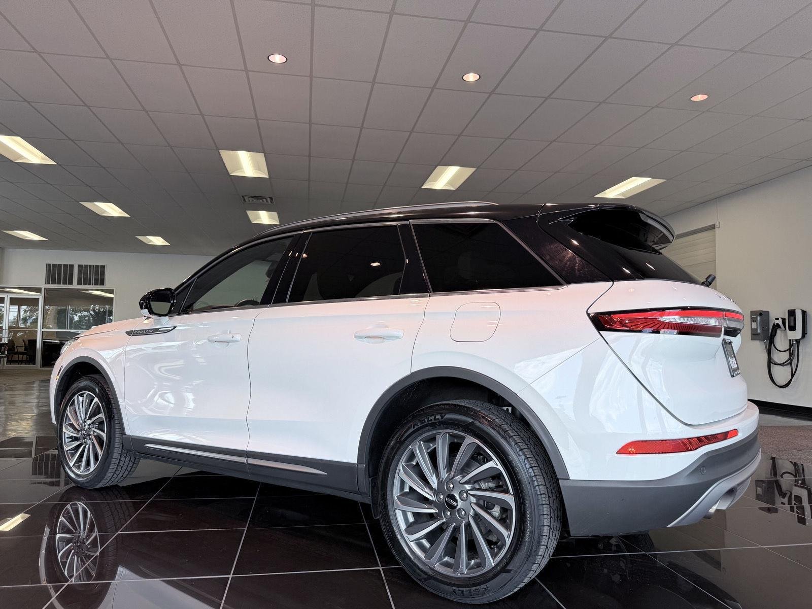 Used 2023 Pristine White Me Lincoln Reserve image 12