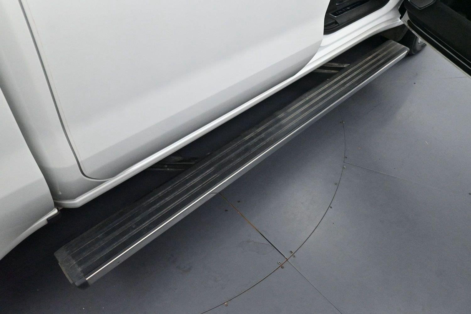 Used 2025 White Frost Tricoat GMC Denali Ultimate image 9