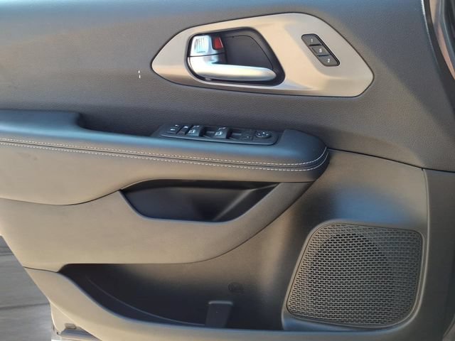 Used 2025  Chrysler Select image 17