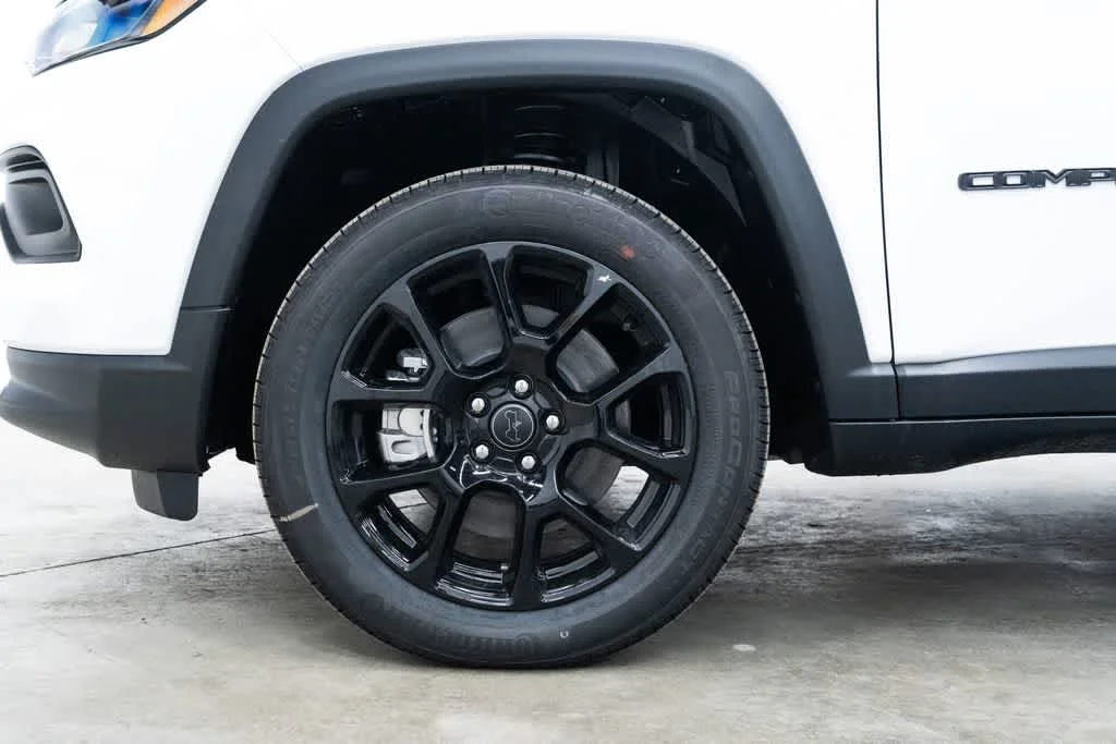 New 2026 Bright White Clear-Coat Exterior Paint Jeep Latitude Altitude image 7