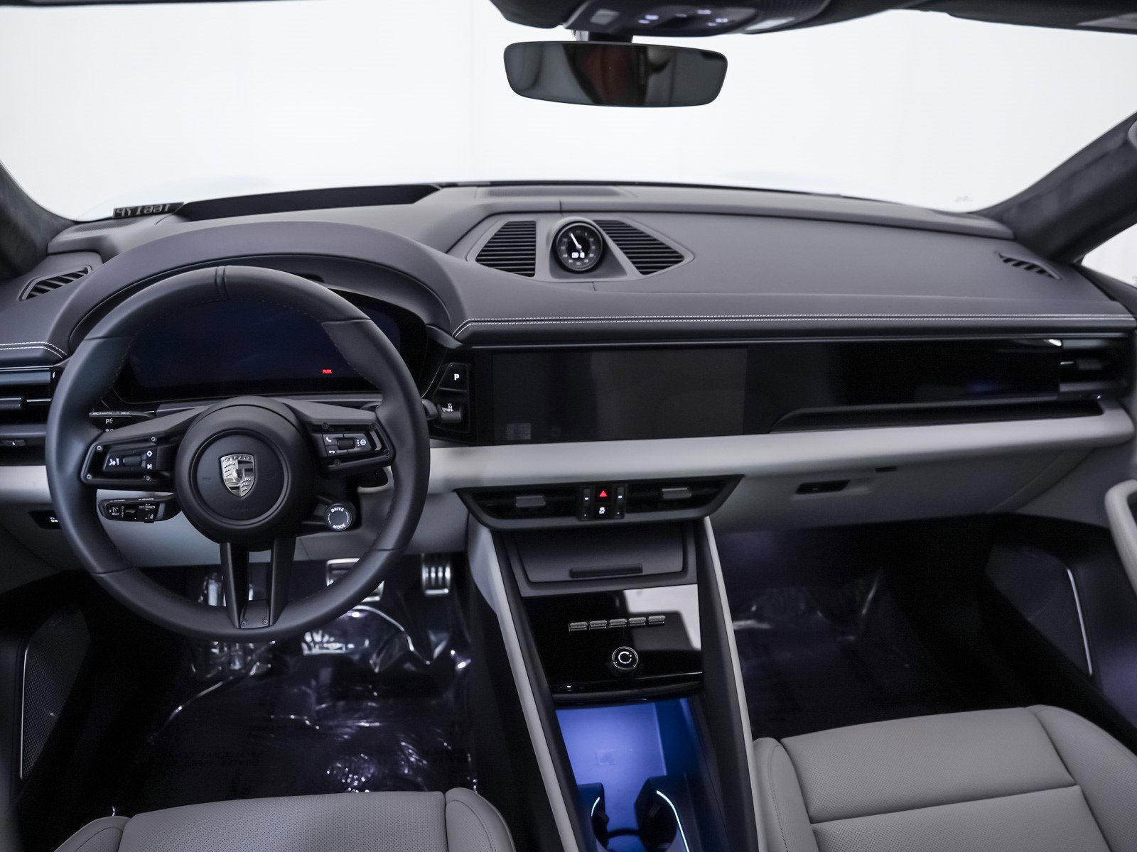 2025 Porsche Macan Turbo Electric - Photo 18