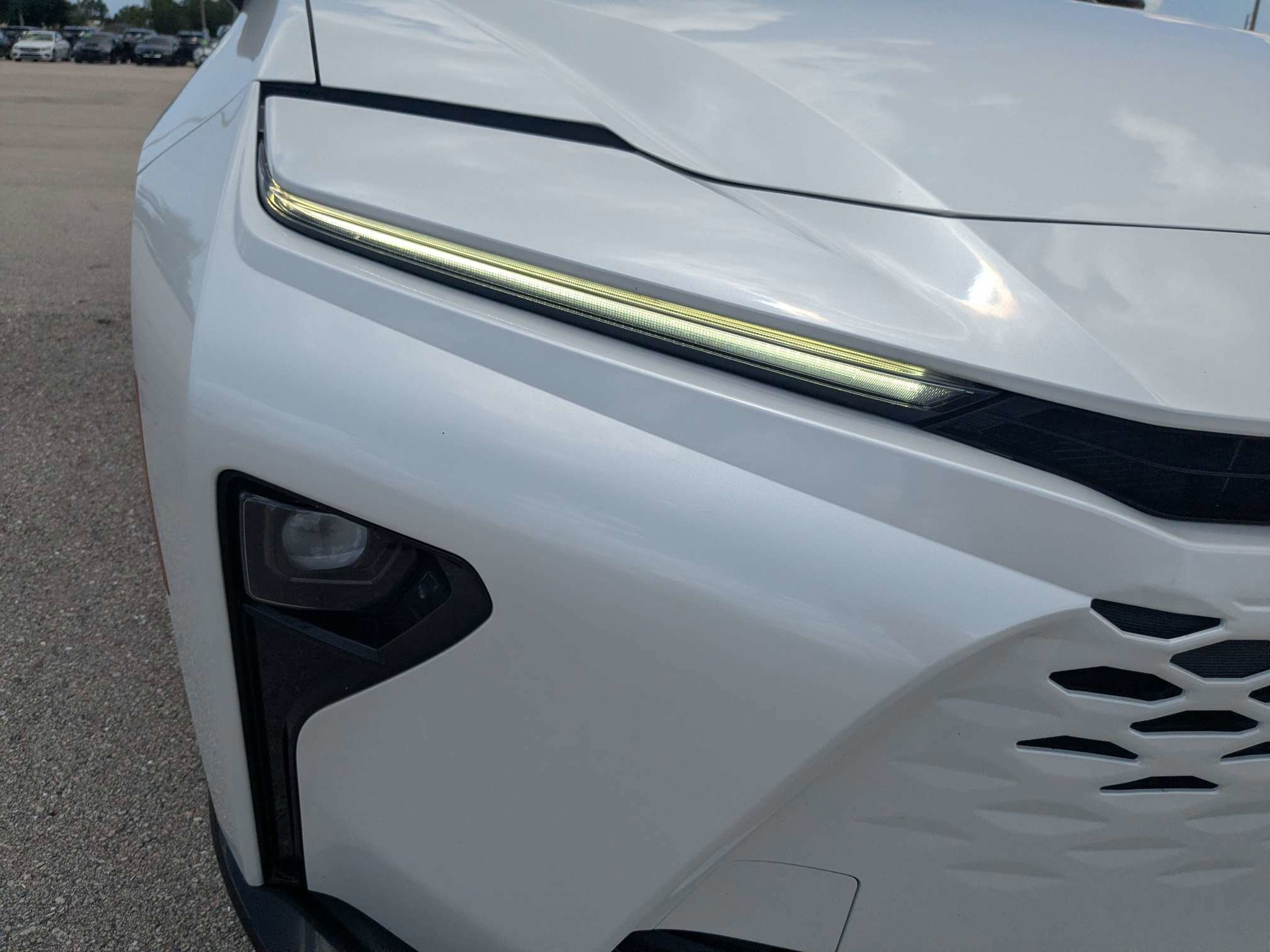 Used 2025 Oxygen White Toyota Limited image 9