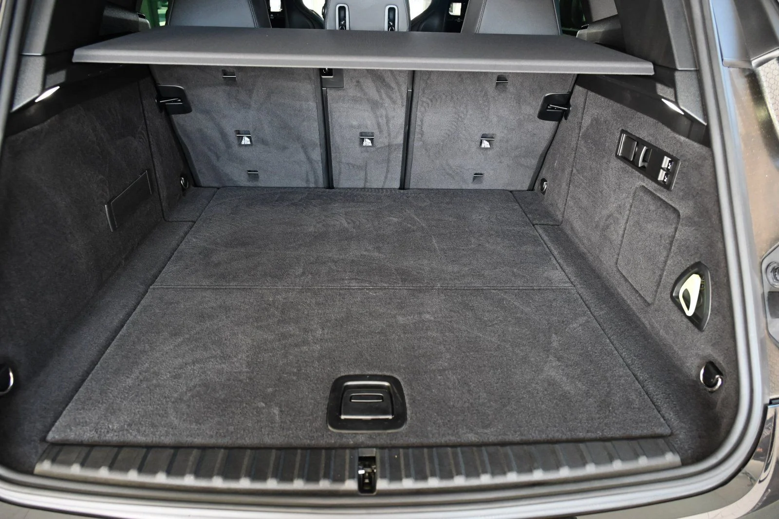 Used 2024 Black Sapphire Metallic BMW xDrive50 image 18