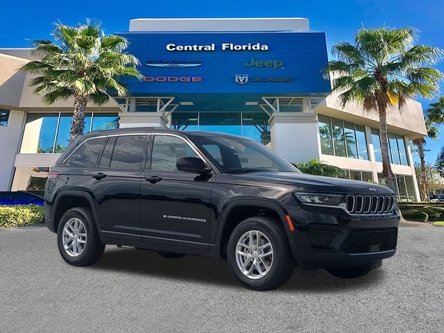 New 2026 Diamond Black Crystal Pearl-Coat Exterior Paint Jeep Laredo image 2